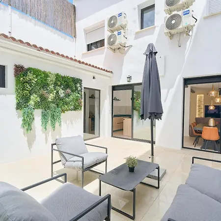 Kosta Homes - Modern Two Bedroom With Terrace 펜션 알하우린데라토레
